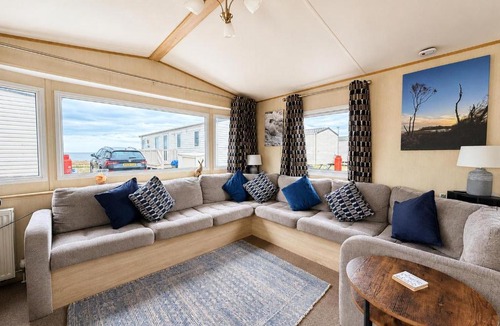 Kessingland House | Cosy 6 Berth Caravan With Side Decking At Kessingland Beach, Suffolk Ref 90031Sv