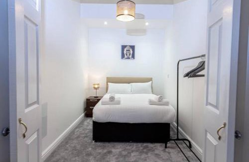 Swinton Apartment | Cosy & Fully Equipped Cottage in Swinton