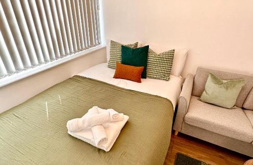 Selly Oak House | Cosy Private self-contained room Selly Oak Birmingham with bathroom shared between two rooms R2
