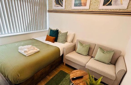 Selly Oak House | Cosy Private self-contained room Selly Oak Birmingham with bathroom shared between two rooms R2