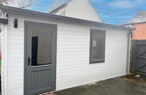 Hereford Apartment | Cosy, Self-Contained Garden Room in City Centre!