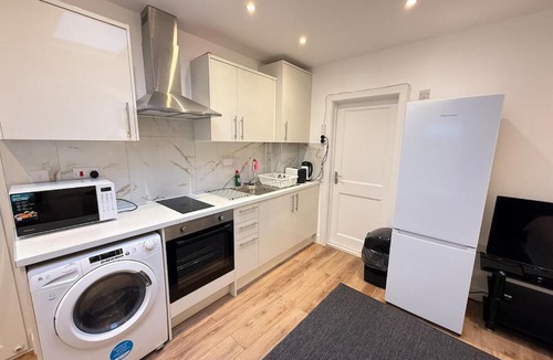 London Borough of Ealing Apartment | Cosy skylight Modern Studio and Free Private Parking