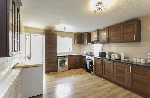 Vange House | *Cosy*Spacious*Wifi*Clean*Close2City*Parking*