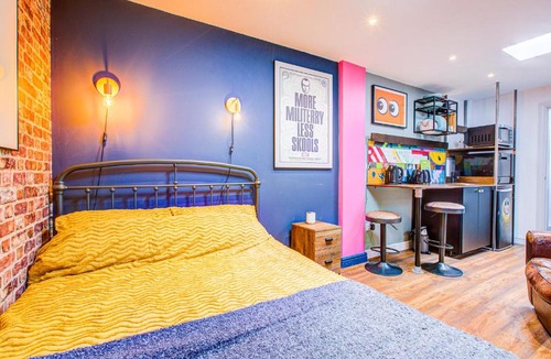 Westcliff-on-Sea Apartment | Cosy Studio flat near hospital - Pass the Keys