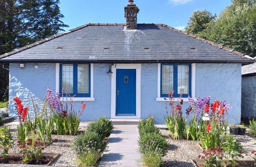 Saint John's Town of Dalry Cottage | Courtyard Cottage - sleeps 2 guests in 1 bedroom