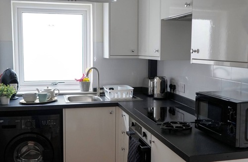 Kingsbridge House | Courtyard, parking, strong WiFi. Nr Salcombe estuary, town, coast & beaches.