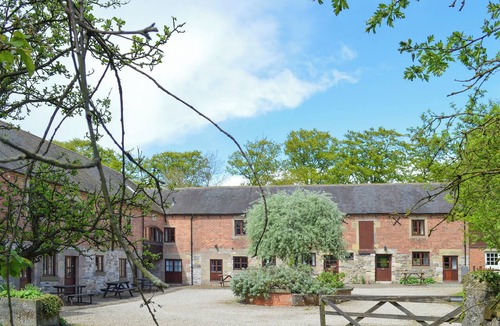 Knockerdown Cottage | Courtyard setting alongside 16 other converted farm buildings.