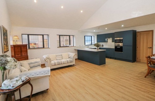 Ashbourne Cabin | Courtyard View, Ashbourne