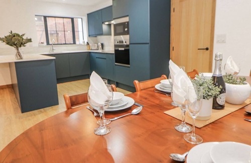 Ashbourne Cabin | Courtyard View, Ashbourne