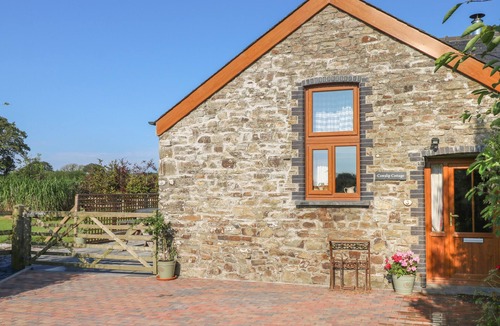 Haverfordwest Cottage | COWSLIP COTTAGE, pet friendly, with hot tub in Haverfordwest