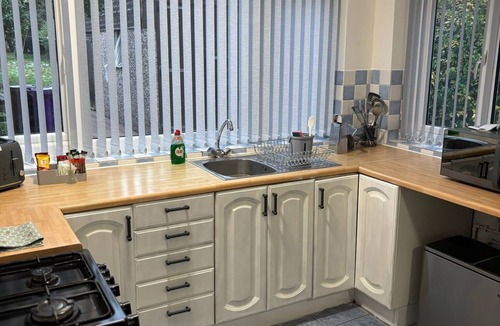 Wolverhampton House | Cozee 2-bed nr New Cross Hospital