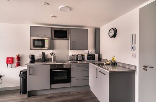 Liverpool City Centre Apartment | Cozy 1-BR | Steps from Liverpool Centre