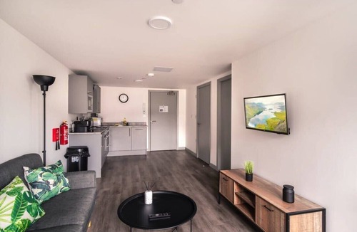 Liverpool City Centre Apartment | Cozy 1-BR | Steps from Liverpool Centre