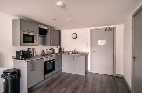 Liverpool City Centre Apartment | Cozy 1-BR | Steps from Liverpool Centre