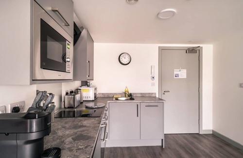 Liverpool City Centre Apartment | Cozy 1-BR | Steps from Liverpool Centre