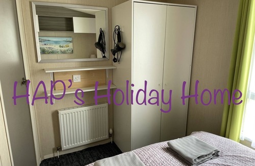 Brightlingsea House | Cozy 8 berth static caravan - short drive to Clacton