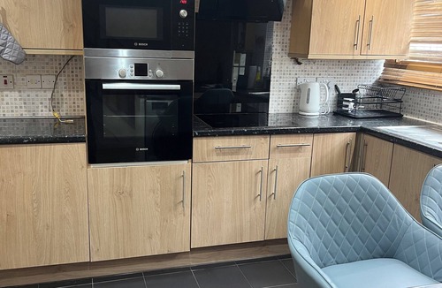 Crays Hill House | Cozy Basildon Retreat With 3 Bedrooms Free Parking