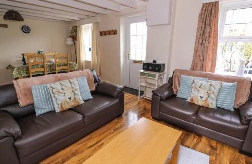 Llandysul House | Cozy Cwtch Cottage