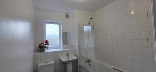 Chadwell Apartment | Cozy Flat with Parking