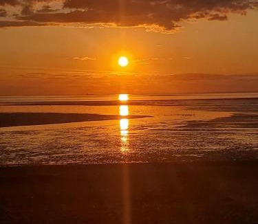 Hunstanton Ski Chalet | Cozy Hunstanton caravan sleeps 8 pets go free
