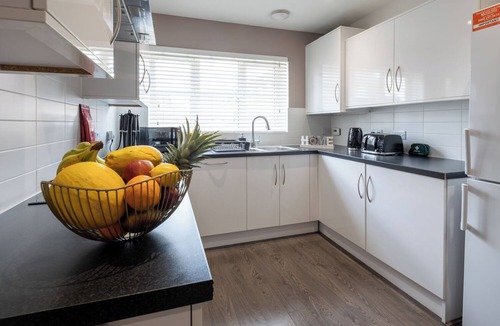 Gloucester House | Cozy Large 3 Bed Contractor Home with Free Parking and EV Charging