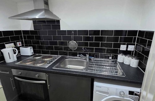 Harehills Apartment | COZY STUDIO FLAT, CENTRAL, PARKING, WIFI AND NETFLIX