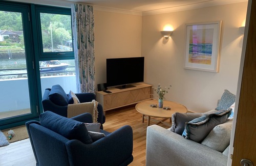 Kingsbridge Apartment | Crabshell Quay Kingsbridge Apartment with a balcony right on the river