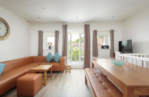 Wroxham House | Crested Grebe - Ukc2109