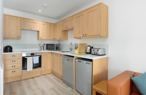 Wroxham House | Crested Grebe - Ukc2109