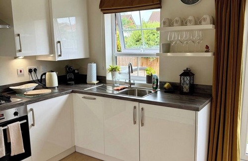 Crosby Apartment | Crosby Calm: Modern 1-Bed Retreat for Solo Stays