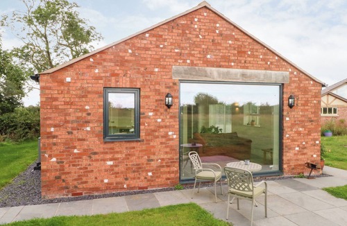 Shocklach Cottage | CURLEW, romantic, character holiday cottage, with a garden in Tilston
