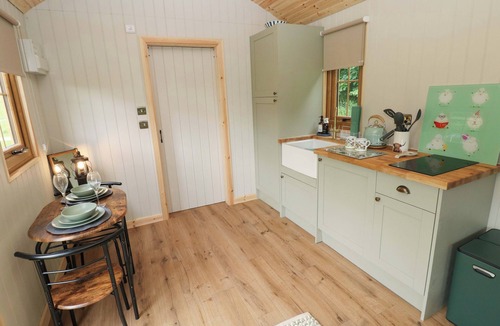 Pentrefelin Cottage | CWTCH 2, pet friendly, with a garden in Llandeilo