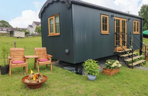 Pentrefelin Cottage | CWTCH 2, pet friendly, with a garden in Llandeilo