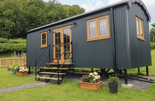 Pentrefelin Cottage | CWTCH 2, pet friendly, with a garden in Llandeilo
