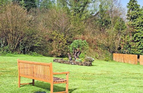 Ammanford House | Dôl Werdd Lodge