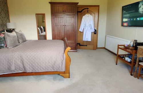 Bossington Bed & Breakfast | Danesbrook B&B ensuite, king, sea view room