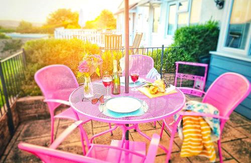 Galmpton Ski Chalet | Dart Haven - cheerful holiday bungalow in Galmpton