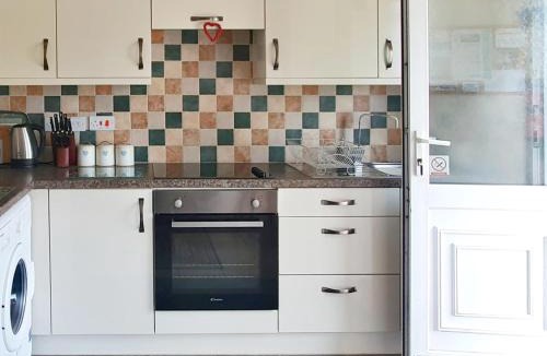 Galmpton Ski Chalet | Dart Haven - cheerful holiday bungalow in Galmpton