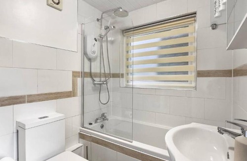 Rhondda Cynon Taff House | Dashing & Distinctive Dwelling Sleep 5 Crew 3BR