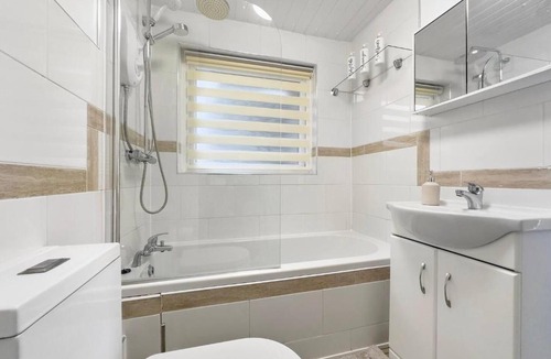 Rhondda Cynon Taff House | Dashing & Distinctive Dwelling Sleep 5 Crew 3BR