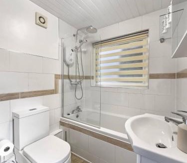 Rhondda Cynon Taff House | Dashing & Distinctive Dwelling Sleep 5 Crew 3BR