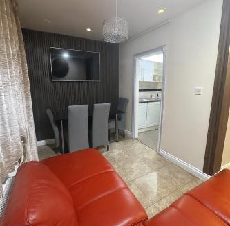 Ashton-under-Lyne House | Decor Dreams - Luxury Family & Business Stay