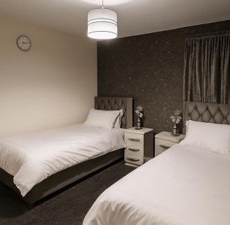 Ashton-under-Lyne House | Decor Dreams - Luxury Family & Business Stay