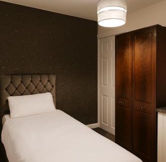 Ashton-under-Lyne House | Decor Dreams - Luxury Family & Business Stay