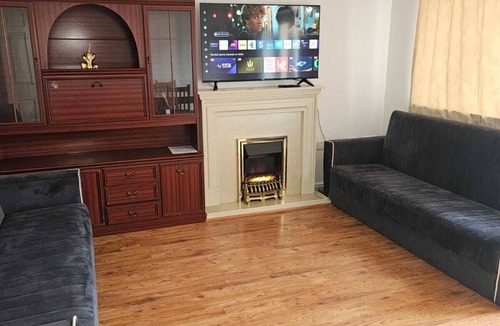 Luton House | Delightful 4 double bedroom, 3 bathroom and 2 cloakroom house