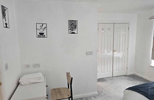 Luton House | Delightful 4 double bedroom, 3 bathroom and 2 cloakroom house