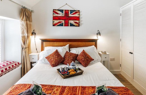 Northleach House | Delightful Cotswold Cottage for two, Log Burner, Garden & Dog Friendly