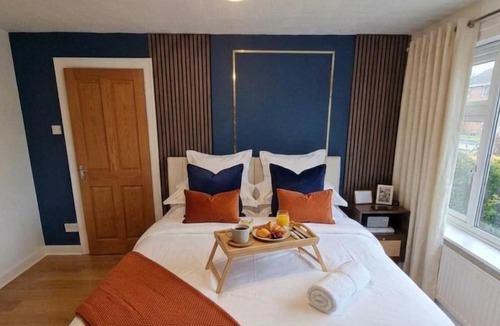 Leamington Spa House | Deluxe Large 5-Bed-2 Baths-Parking-Great for Groups-Contractors-Families-Royal Leamington Spa-Warwickshire-By The Home Makers Hub