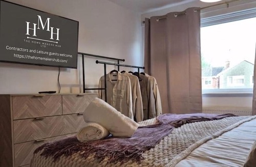 Leamington Spa House | Deluxe Large 5-Bed-2 Baths-Parking-Great for Groups-Contractors-Families-Royal Leamington Spa-Warwickshire-By The Home Makers Hub