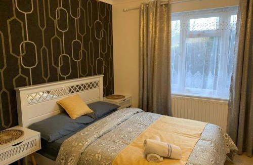 Farnham Apartment | Deluxe Two Double Bedroom Maisonette with Garden